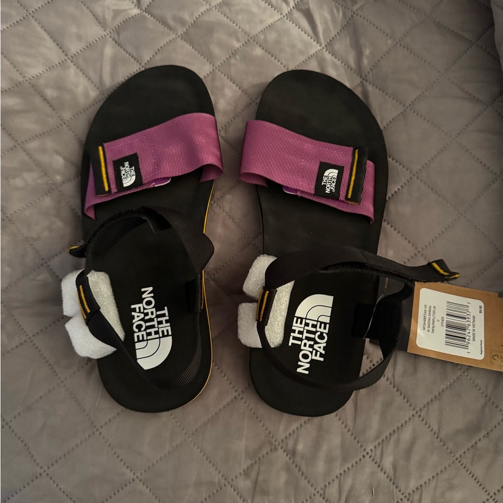 NWT The North Face Skeena sandals in black and purple